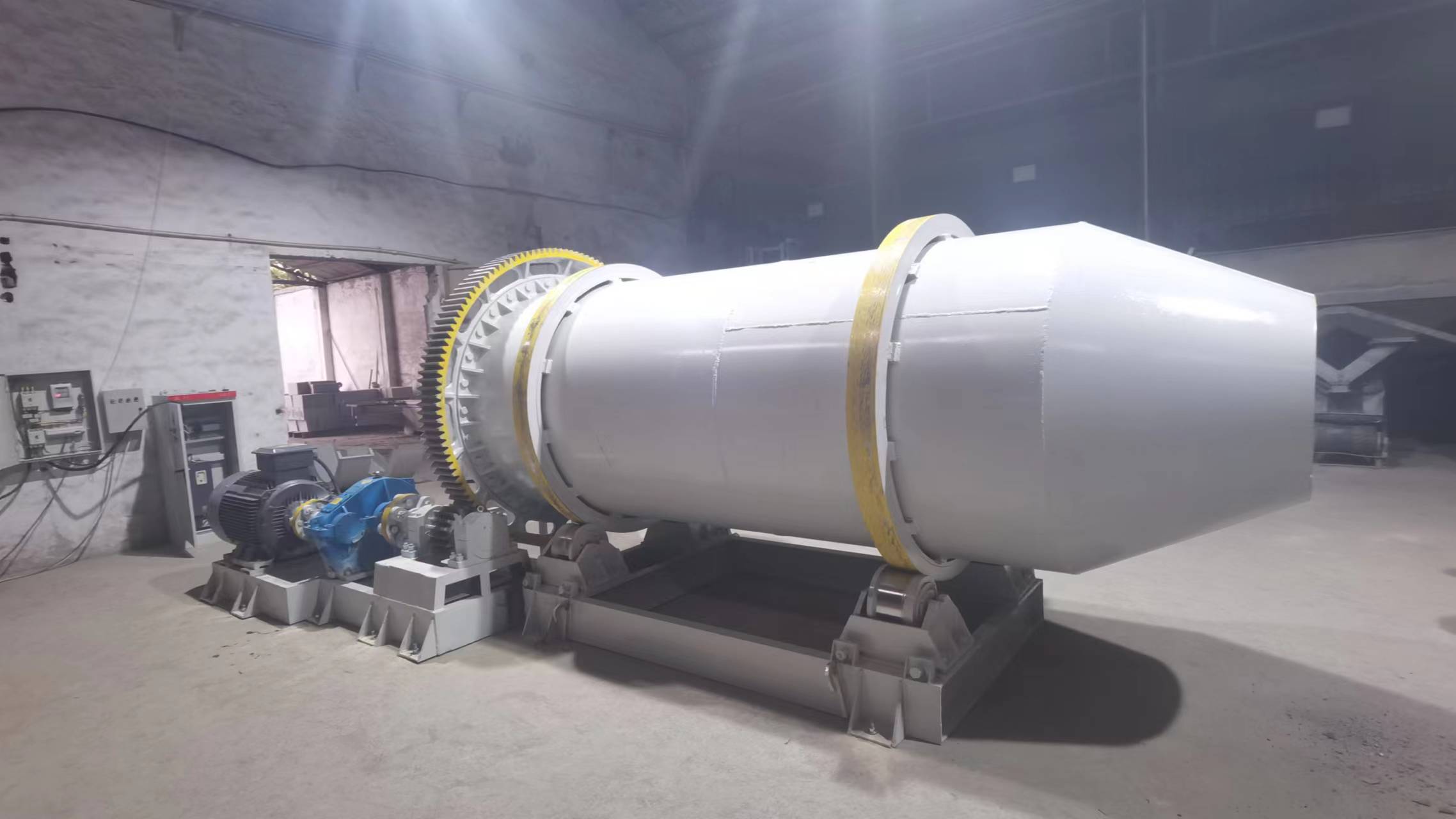 滾筒拋光磨機在河南省信陽市運行，用于硅砂拋圓，效果好